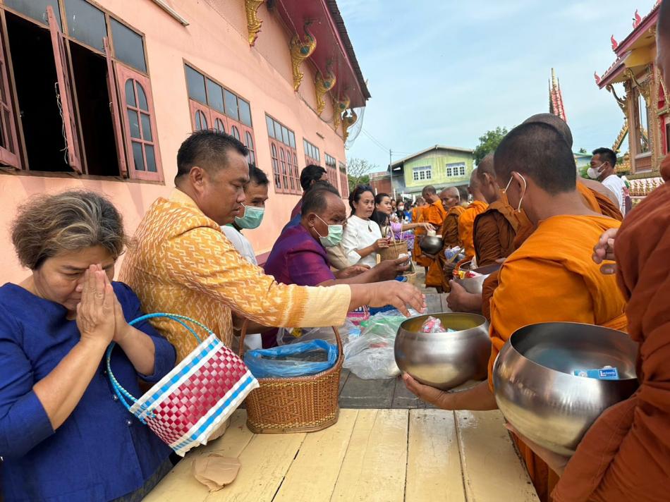 กิจกรรมนุ่งผ้าไทยใส่บาตรตามแนวทางการดำเนินโครงการ 1 ตำบล 1 หมู่บ้านยั่งยืน  ณ วัดบ้านโต่งโต้น ตำบลหนองอึ่ง อำเภอราษีไศล จังหวัดศรีสะเกษ         